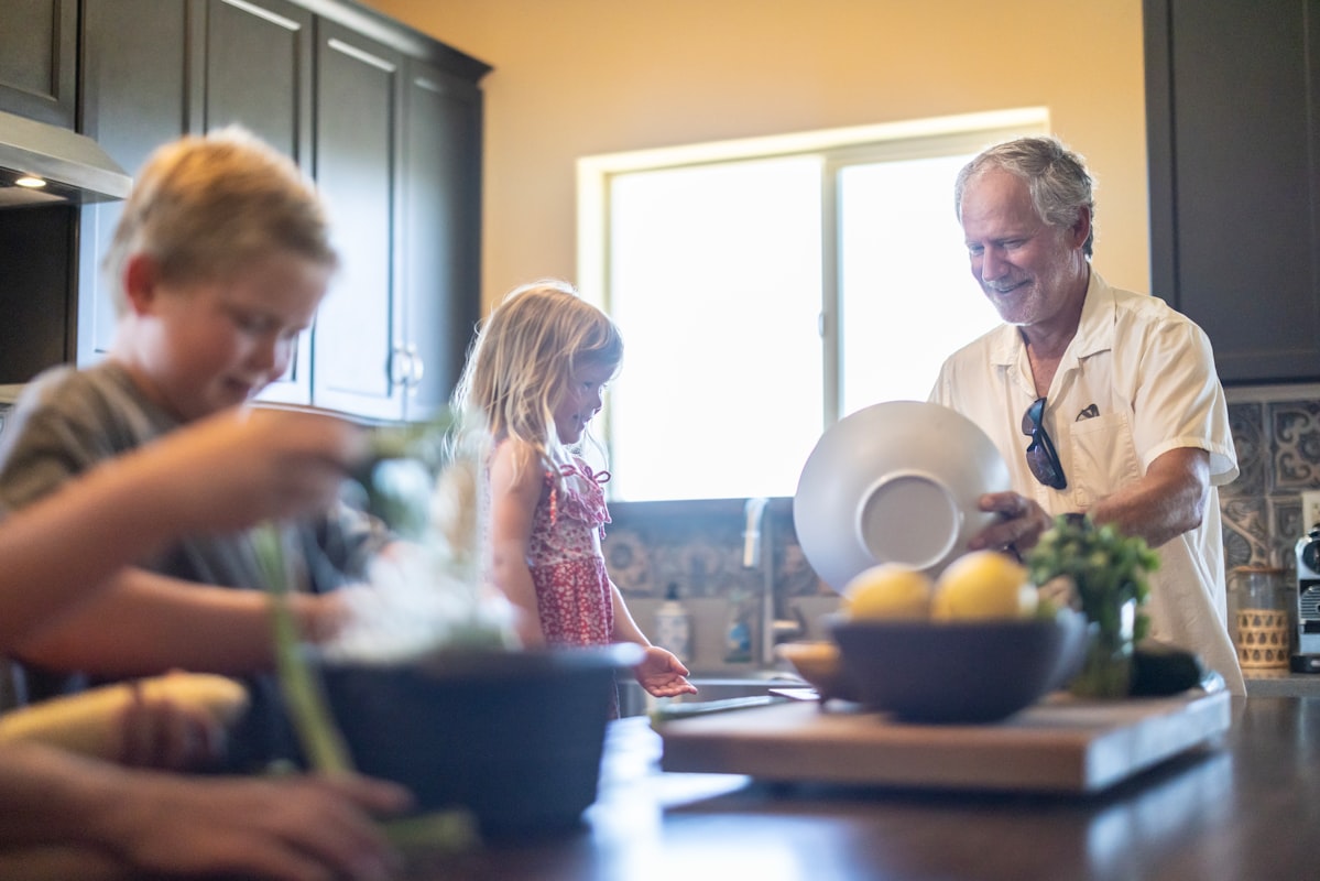 Lettes salat med friske grøntsager og protein