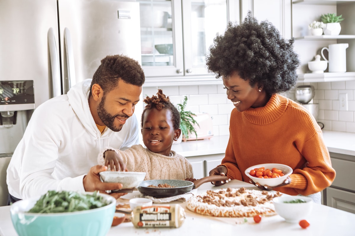 Familie, der spiser sund frokost